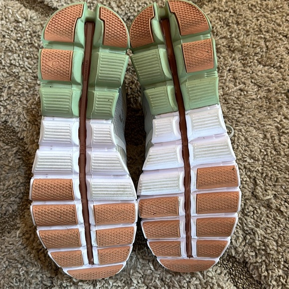 On Cloudflow Women’s Running Shoe In Aloe/White size 10.5 worn inside once - Picture 10 of 16